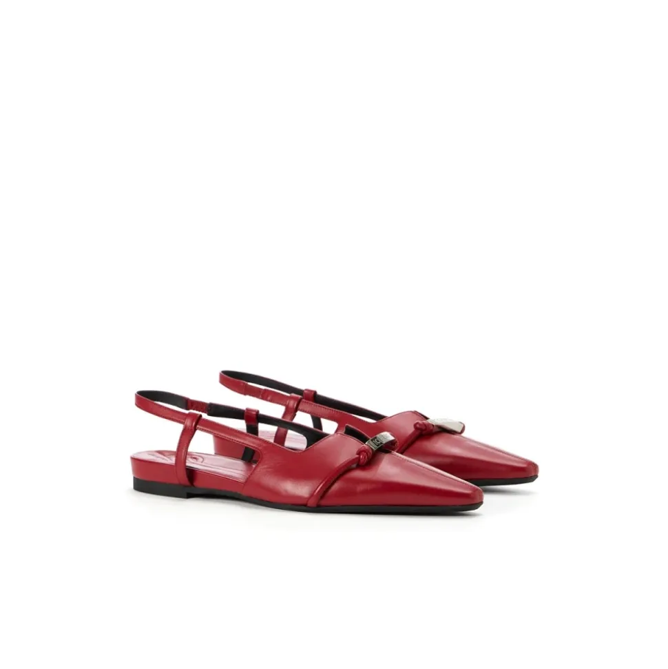 Sandalias rojas con tira y punta afilada