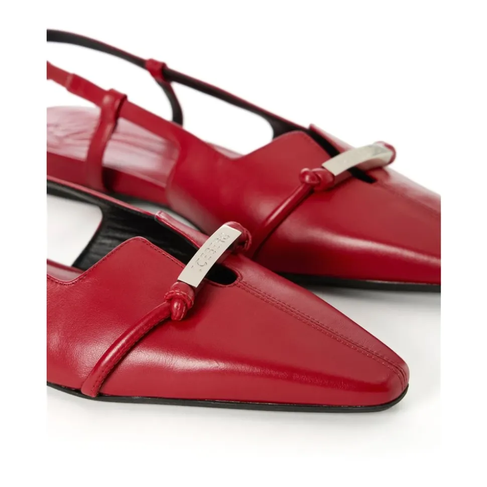 Sandalias rojas con tira y punta afilada