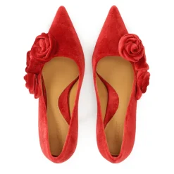 Tacones rojos de tela con flores en 3D