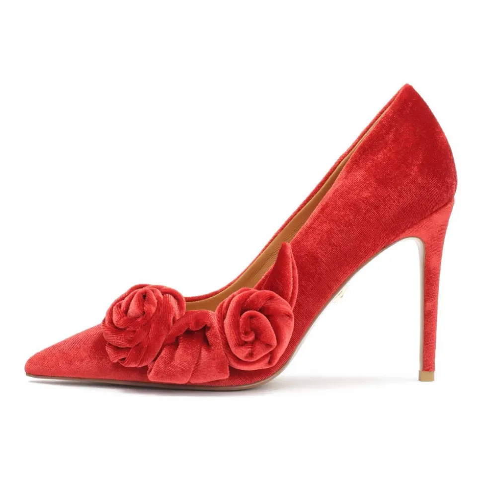 Tacones rojos de tela con flores en 3D