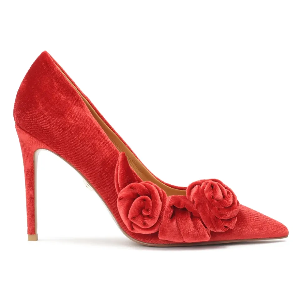 Tacones rojos de tela con flores en 3D