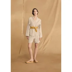 Tilo, camisa de rayas gris y marron-