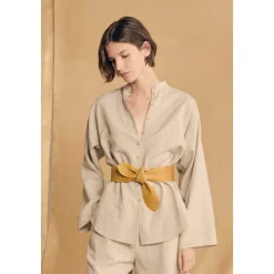 Tilo, camisa de rayas gris y marron-