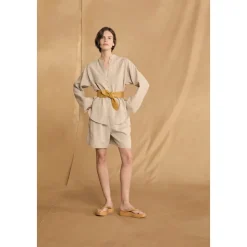Tilo, camisa de rayas gris y marron-