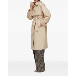 Trench largo con bufanda