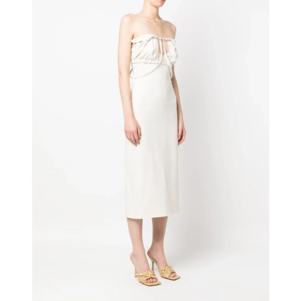 Vestido Blanco sin Tirantes con Detalles
