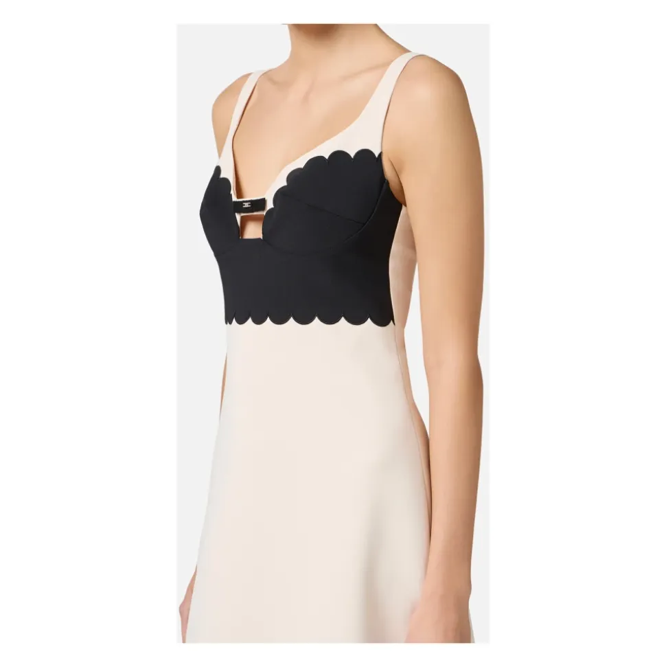 Vestido de tejido crêpe elástico de doble capa con bordado de vieiras