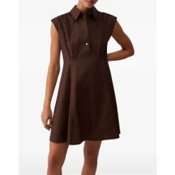 Vestido evasé con cuello de punta y botones