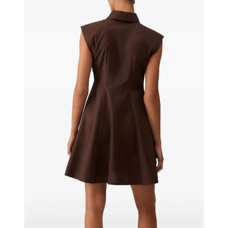 Vestido evasé con cuello de punta y botones