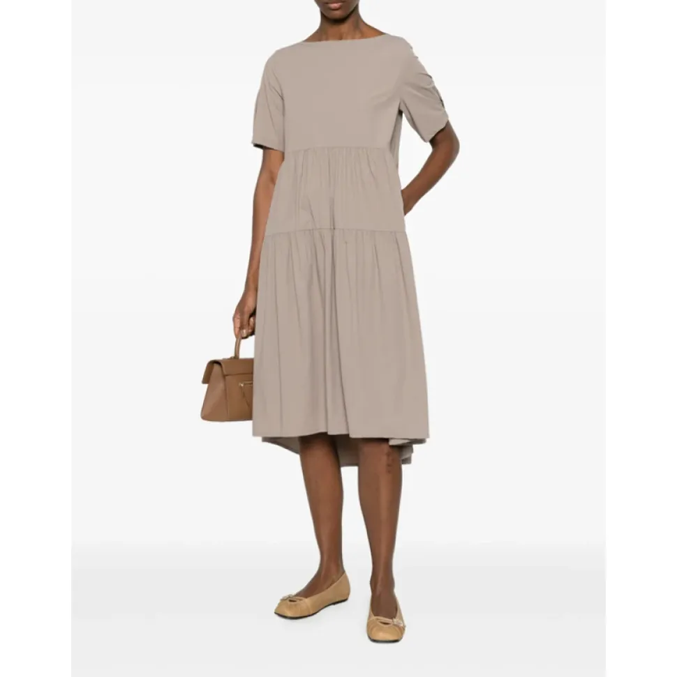 Vestido midi escalonado de manga corta