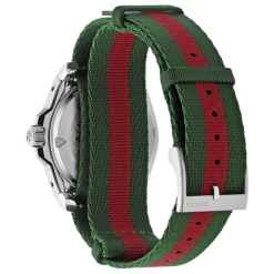 YA136364 - Dive 40 mm caja de acero inoxidable, esfera negra, bisel de cerámica, correa nato verde-rojo-verde, movimiento automático