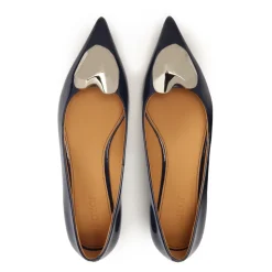 Zapatos de tacón azul marino con adorno grande