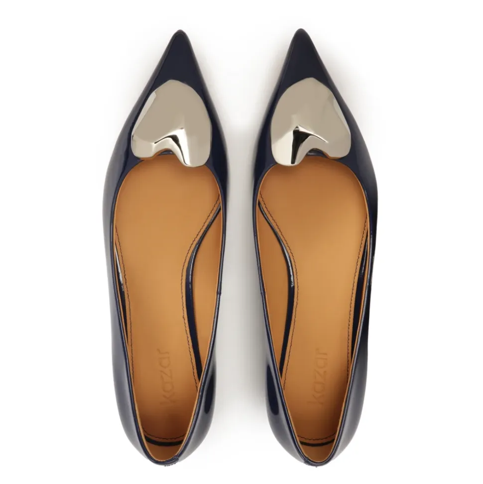 Zapatos de tacón azul marino con adorno grande