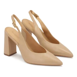 Zapatos de tacón beige con talones al descubierto.Este producto tallaje pequeño.